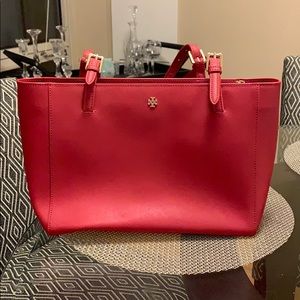 Red Tory Burch over the shoulder bag